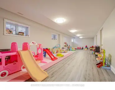 
329 Mill St <a href='https://luckyalan.com/community.php?community=Richmond Hill:Mill Pond'>Mill Pond, Richmond Hill</a> 2 beds 1 baths 2 garage $899K