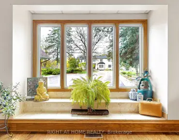 19 Crystal Dr N <a href='https://luckyalan.com/community.php?community=Richmond Hill:Mill Pond'>Mill Pond, Richmond Hill</a> 4 beds 3 baths 2 garage $1.598M