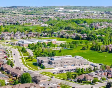 
Ross Vennare  <a href='https://luckyalan.com/community.php?community=Vaughan:Kleinburg'>Kleinburg, Vaughan</a> 4 beds 5 baths 2 garage $1.849M