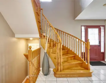 
Ross Vennare  <a href='https://luckyalan.com/community.php?community=Vaughan:Kleinburg'>Kleinburg, Vaughan</a> 4 beds 5 baths 2 garage $1.849M