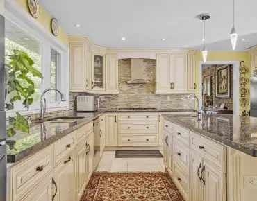 52 Glen Cameron Rd <a href='https://luckyalan.com/community.php?community=Markham:Thornhill'>Thornhill, Markham</a> 3 beds 4 baths 2 garage $988K