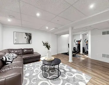 61 Marlin Crt Bristol-London, Newmarket 2 beds 5 baths garage $979.8K