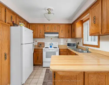 9096 Dufferin St N <a href='https://luckyalan.com/community.php?community=Vaughan:Patterson'>Patterson, Vaughan</a> 3 beds 10 baths 1 garage $1.05M