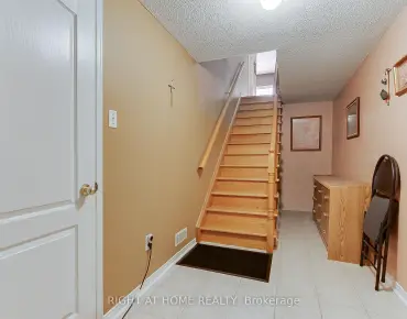 61 Woodhaven Cres <a href='https://luckyalan.com/community.php?community=Richmond Hill:Oak Ridges'>Oak Ridges, Richmond Hill</a> 3 beds 4 baths 2 garage $1.179M