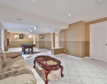 16 Harvest Hills Blvd Woodland Hill, Newmarket 4 beds 4 baths 2 garage $1.2M