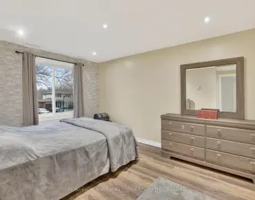 54 London Rd Bristol-London, Newmarket 4 beds 4 baths 2 garage $1.199M