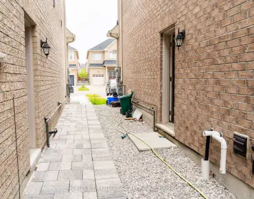 4 Mumberson Crt <a href='https://luckyalan.com/community.php?community=Markham:Cachet'>Cachet, Markham</a> 5 beds 6 baths 3 garage $2.28M
