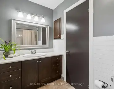206 Parkview Cres Central Newmarket, Newmarket 4 beds 4 baths  garage $999.9K