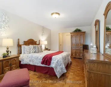 209 Kelso Cres Maple, Vaughan 3 beds 3 baths 1 garage $977K