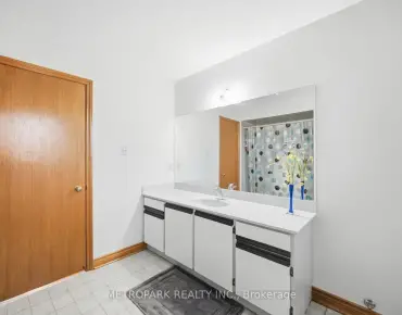 9725 Keele St <a href='https://luckyalan.com/community.php?community=Vaughan:Maple'>Maple, Vaughan</a> 5 beds 5 baths 3 garage $3.199M
