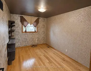 
2 Noel St Markham Village, Markham 3 beds 4 baths 2 garage $999K