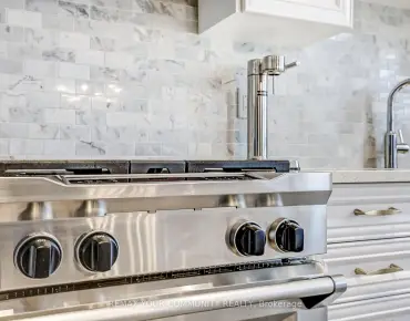 
212 Sussex Ave Harding, Richmond Hill 4 beds 7 baths 2 garage $2.758M