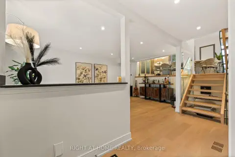 Newmarket Bristol-London community 262 Yorkshire Dr For Sale