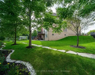 30 Elizabeth St S <a href='https://luckyalan.com/community.php?community=Richmond Hill:Mill Pond'>Mill Pond, Richmond Hill</a> 2 beds 2 baths garage $798K