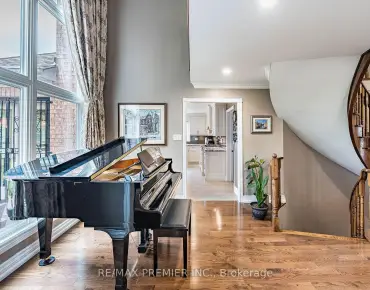 215 Bob O' Link Ave Glen Shields, Vaughan 3 beds 3 baths 1 garage $899K