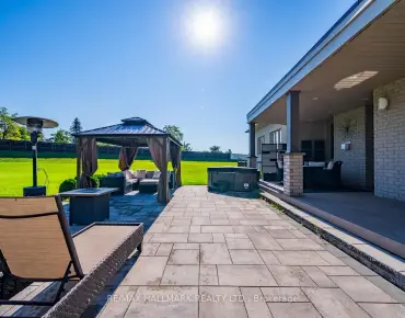 8 Kingstree Crt Rural Whitchurch-Stouffville - 4 睡房 5 卫生间 4 车位叫价2389000加元