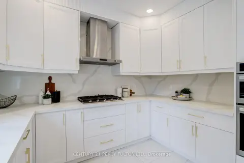 Markham Cachet community 118 Village Gate Dr For Sale