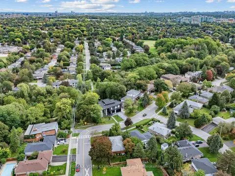 Markham Royal Orchard community 182 Bay Thorn Dr For Sale