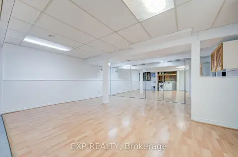 Newmarket Bristol-London community 82 Derby Crt For Sale