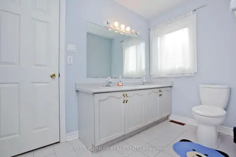 Richmond Hill Devonsleigh community 25 Subrisco Ave For Sale