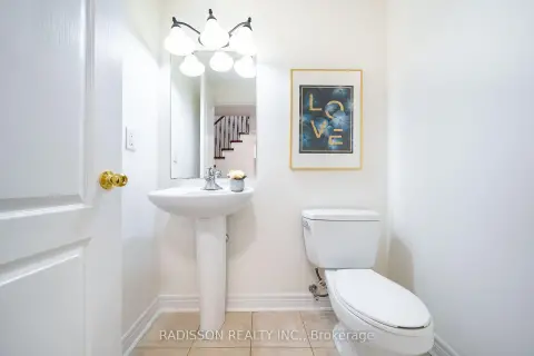 Newmarket Summerhill Estates community 863 Oaktree Cres For Sale