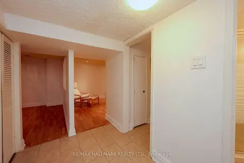 Newmarket Huron Heights-Leslie Valley community 781 Pam Cres For Sale