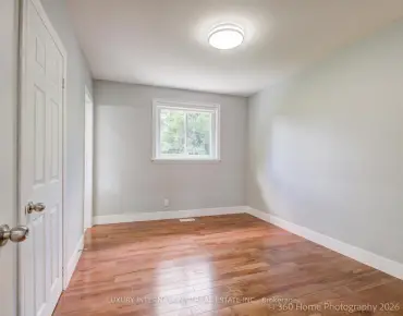 
20 Haida Dr Aurora Heights - 2 beds 4 baths 2 parking space(s) listed at $1075000