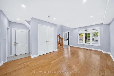 Newmarket Woodland Hill community 378 Spruce Grove Cres For Sale