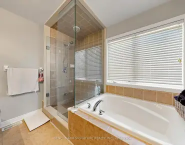 
63 Yakefarm Blvd Stouffville - 4 beds 3 baths 2 parking space(s) listed at $1220000