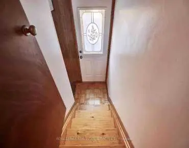 
1404 Lewisham Dr Clarkson, Mississauga 3 beds 2 baths 1 garage $1.3M