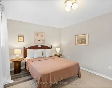 
217 Moore Park Ave <a href='https://luckyalan.com/community.php?community=Toronto:Newtonbrook West'>Newtonbrook West, Toronto</a> 3 beds 1 baths  garage $1.149M