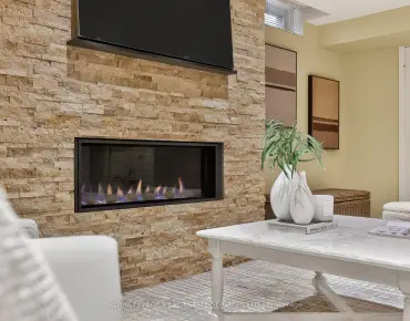 
4638 Regents Terr Hurontario, Mississauga 3 beds 4 baths 2 garage $1.029M