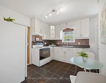 
102 Parklea Dr <a href='https://luckyalan.com/community.php?community=Toronto:Leaside'>Leaside, Toronto</a> 4 beds 5 baths 2 garage $3.49M