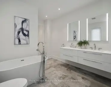 
38 John St S Port Credit, Mississauga 3 beds 2 baths  garage $1.525M