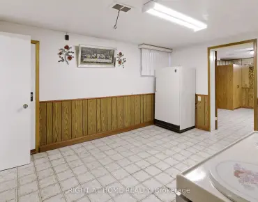 
2 Lisburn Cres <a href='https://luckyalan.com/community.php?community=Toronto:Don Valley Village'>Don Valley Village, Toronto</a> 3 beds 3 baths  garage $1.15M