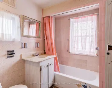 
492 Hounslow Ave <a href='https://luckyalan.com/community.php?community=Toronto:Willowdale West'>Willowdale West, Toronto</a> 4 beds 8 baths 2 garage $2.688M