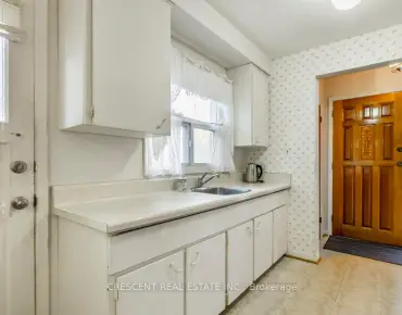 205 Maplehurst Ave E <a href='https://luckyalan.com/community.php?community=Toronto:Willowdale East'>Willowdale East, Toronto</a> 4 beds 3 baths garage $1.6M