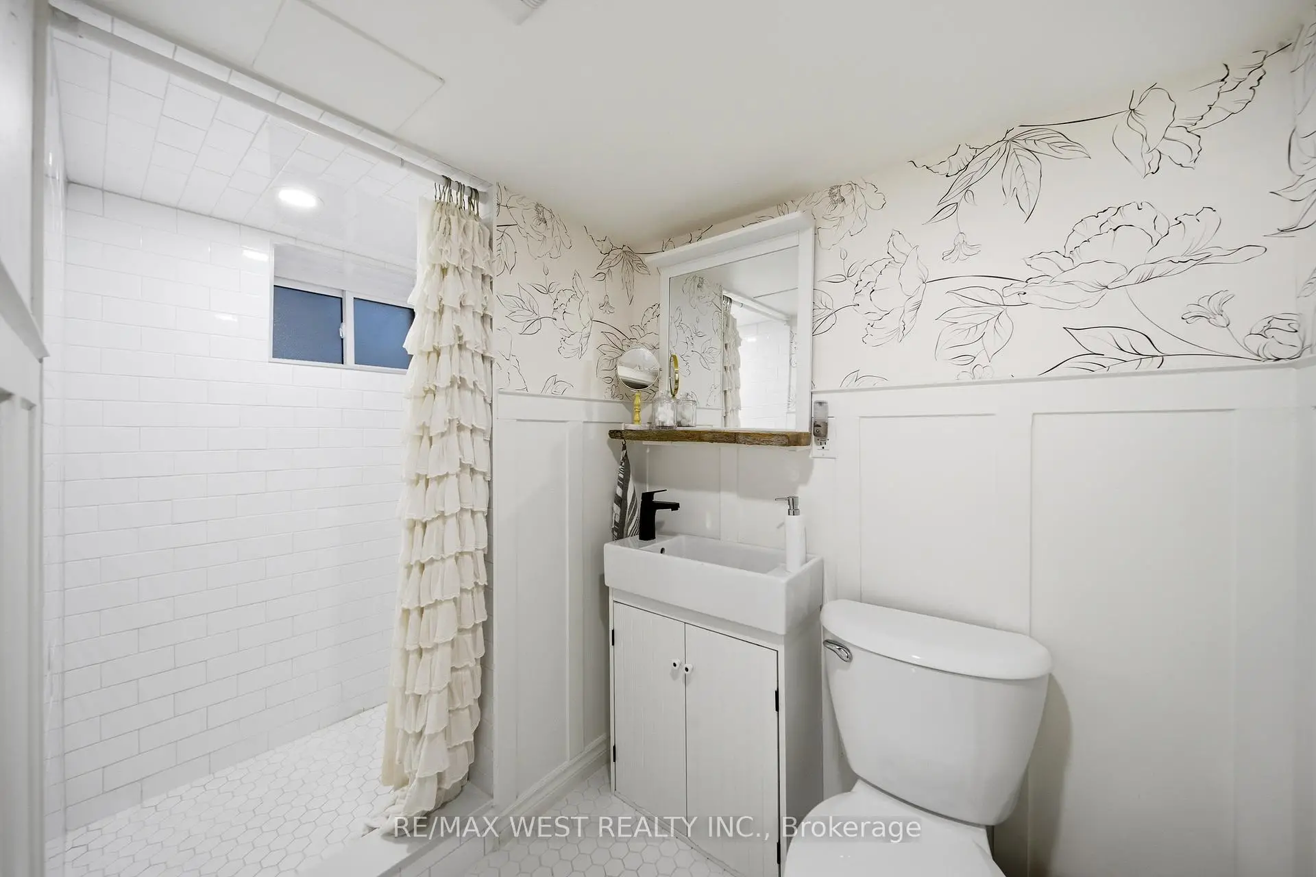 
98 Poyntz Ave <a href='https://luckyalan.com/community.php?community=Toronto:Lansing-Westgate'>Lansing-Westgate, Toronto</a> 3 beds 5 baths 1 garage $1.999M
