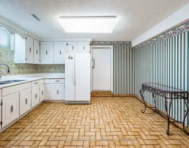 
56 Broadlands Blvd <a href='https://luckyalan.com/community.php?community=Toronto:Parkwoods-Donalda'>Parkwoods-Donalda, Toronto</a> 3 beds 5 baths 1 garage $1.35M