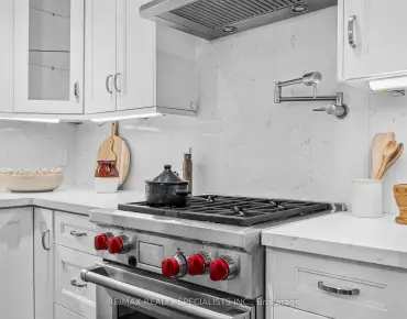 208 Hollywood Ave <a href='https://luckyalan.com/community.php?community=Toronto:Willowdale East'>Willowdale East, Toronto</a> 4 beds 2 baths garage $1.4M