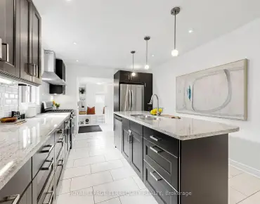 50 Panda Sq Rouge E11, Toronto 4 beds 4 baths 1 garage $1.1M