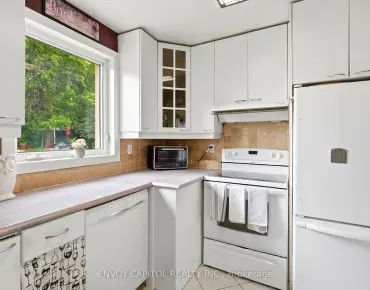 26 Deevale Rd Downsview-Roding-CFB, Toronto 3 beds 2 baths 1 garage $1000K