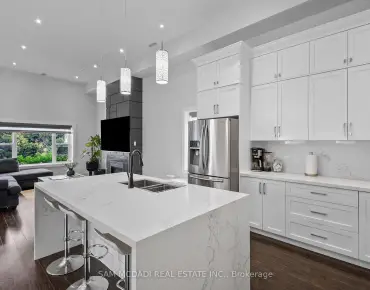 30 Maple Ave N Port Credit, Mississauga 3 beds 4 baths  garage $1.6M
