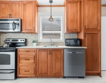 2 Lesgay Cres <a href='https://luckyalan.com/community_CN.php?community=Toronto:Don Valley Village'>Don Valley Village, Toronto</a> 3 beds 2 baths 1 garage $1.338M