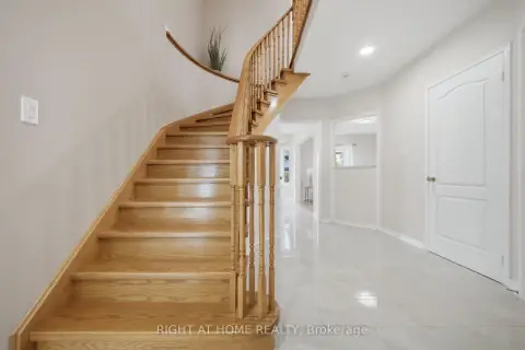 Mississauga East Credit community 975 Mantle Cres For Sale