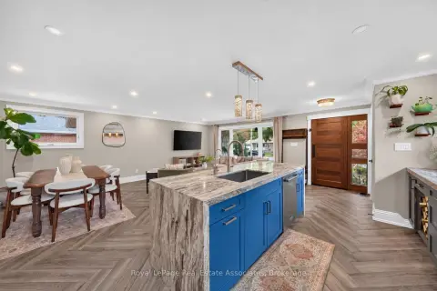 Mississauga Sheridan community 2612 Cushing Rd For Sale