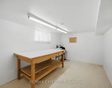 90 Heathrow Dr Downsview-Roding-CFB - 3 beds 2 baths 1 parking space(s) listed at $999000