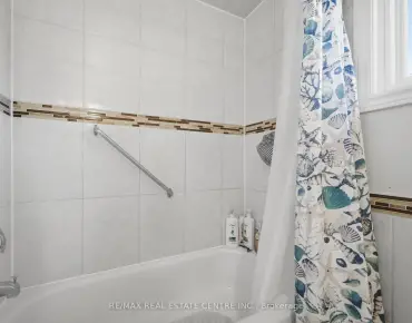 
71 Sultan Pool Dr West Humber-Clairville - 4 beds 3 baths 1 parking space(s) listed at $899999