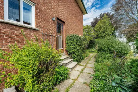 Mississauga Applewood community 1554 Goldmar Dr For Sale