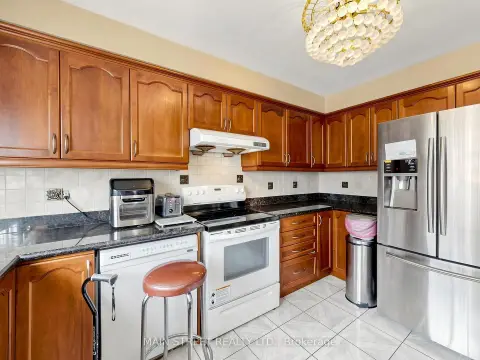 Mississauga Central Erin Mills community 2441 WILLOWBURNE Dr For Sale